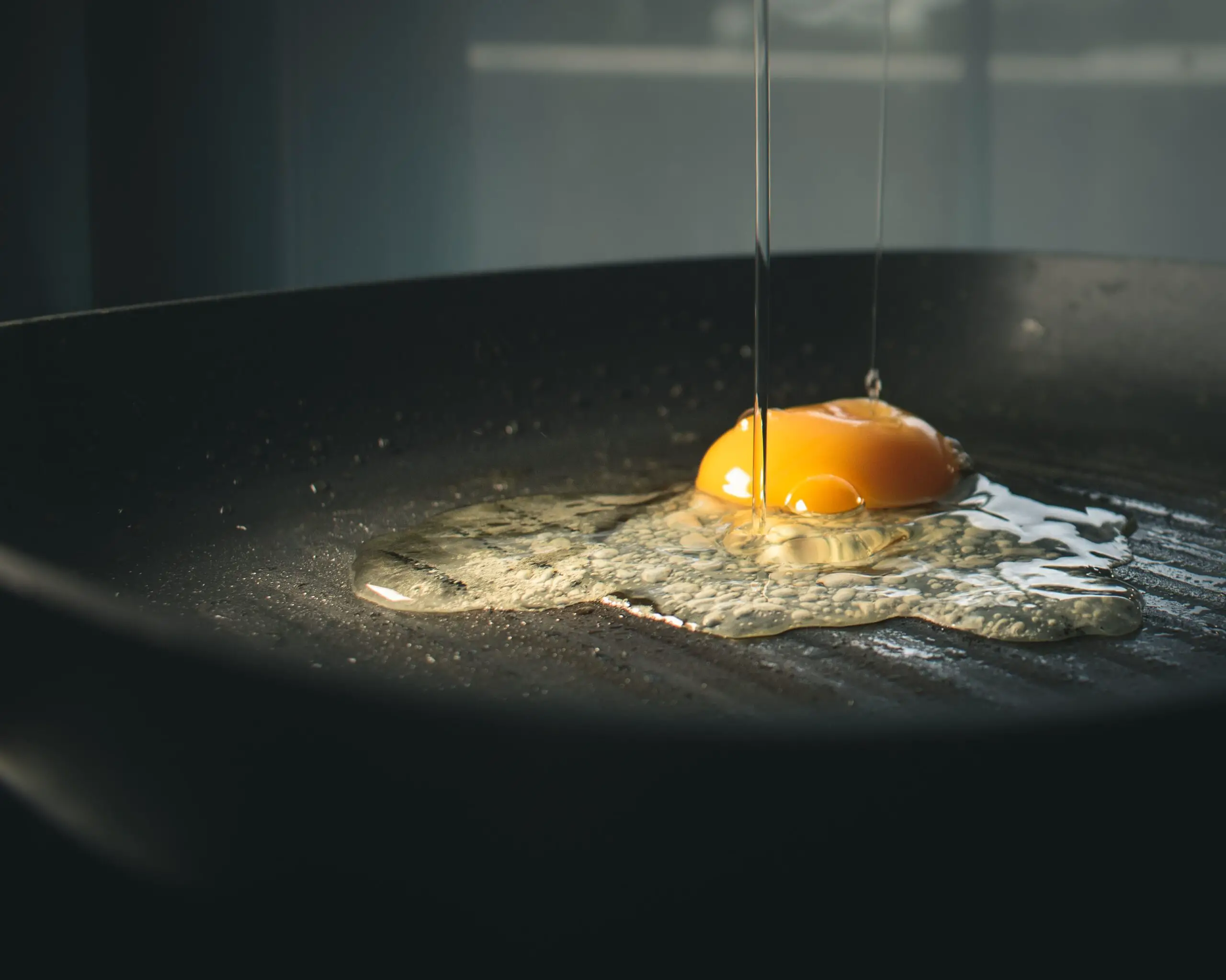 La historia del teflón: de un error de laboratorio a un invento revolucionario en la cocina