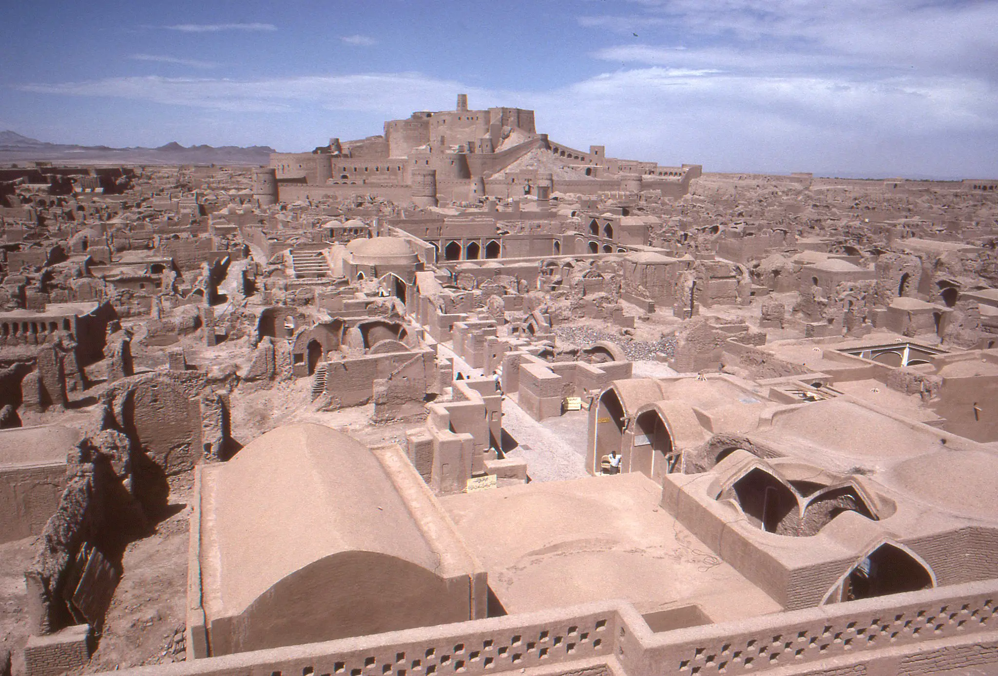 Secretos de la antigua ciudad de barro que alberga el edificio de adobe más grande del mundo