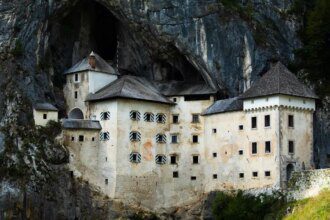 La impresionante historia del castillo de Predjama, construido en una cueva en Eslovenia
