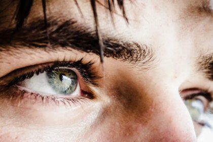 El sutil signo en el ojo que podría ser el primer indicio de pérdida auditiva -Revista Interesante