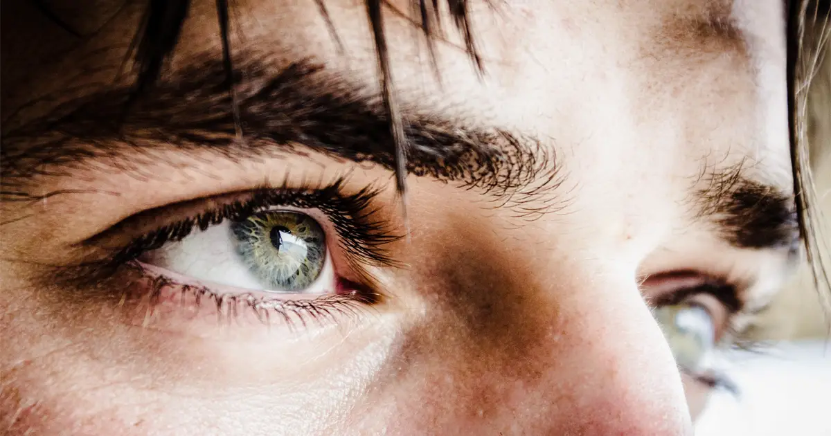 El sutil signo en el ojo que podría ser el primer indicio de pérdida auditiva -Revista Interesante