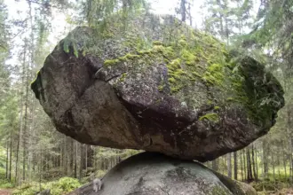 La Roca Kummakivi: La enorme formación que ha estado en equilibrio durante al menos 12.000 años -Revista Interesante