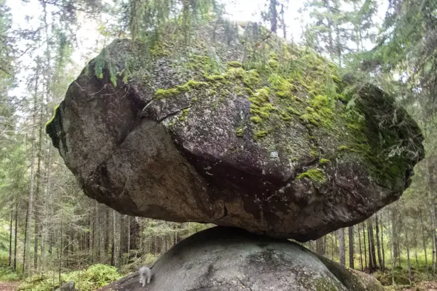 La Roca Kummakivi: La enorme formación que ha estado en equilibrio durante al menos 12.000 años -Revista Interesante