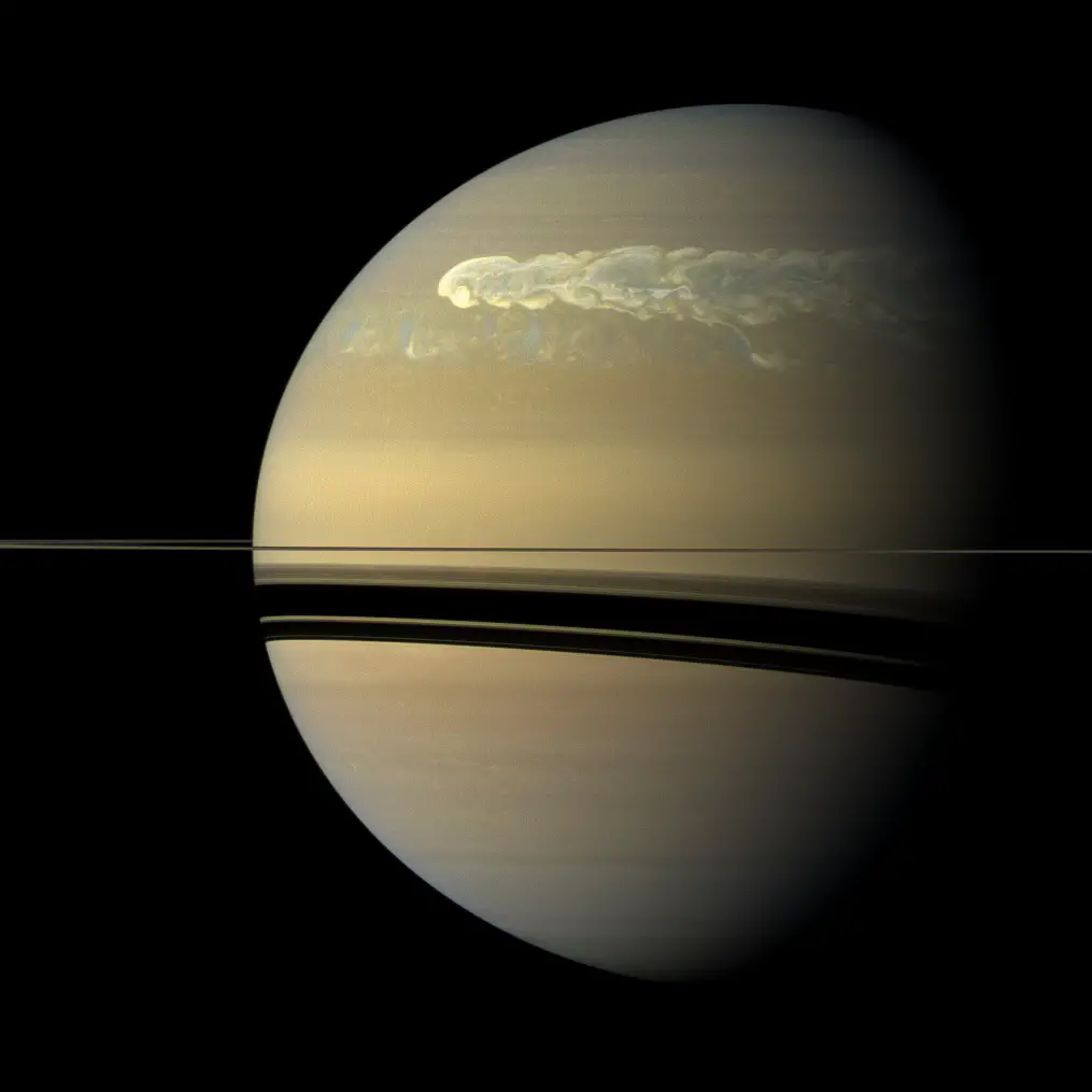 Saturno, el único planeta del Sistema Solar menos denso que el agua