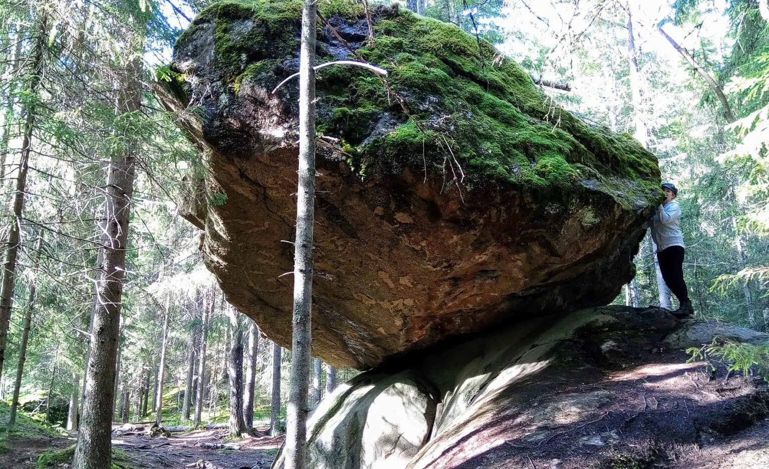 La Roca Kummakivi: La enorme formación que ha estado en equilibrio durante al menos 12.000 años