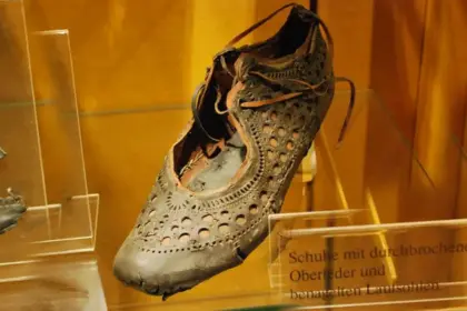 Hallan dentro de un pozo un zapato romano de 2.000 años de antigüedad con un diseño intrincado