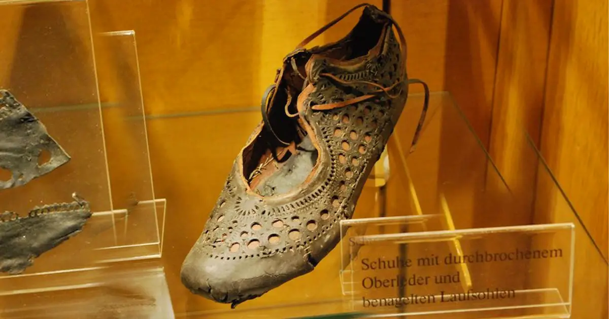 Hallan dentro de un pozo un zapato romano de 2.000 años de antigüedad con un diseño intrincado