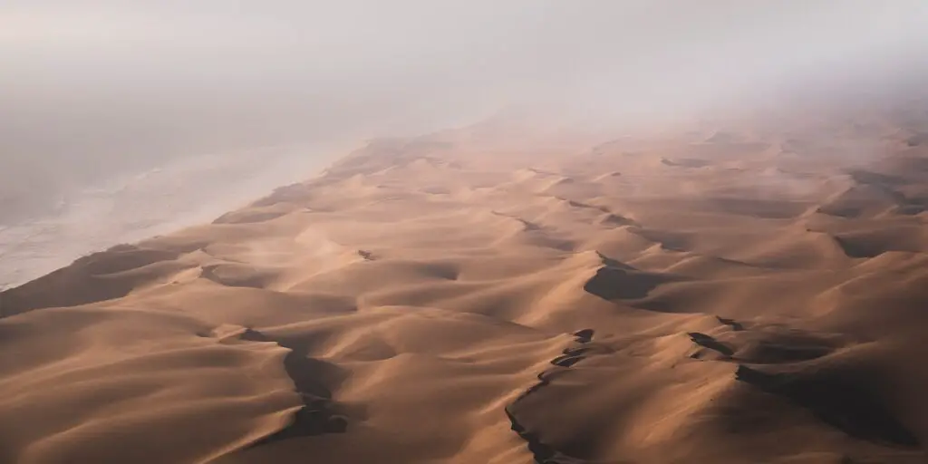 El fascinante lugar donde el desierto de Namib se encuentra con el Océano Atlántico