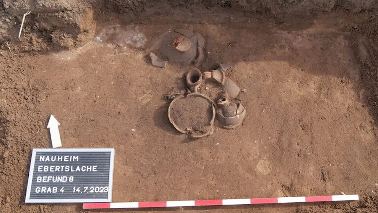 Un recipiente de vidrio intacto y una vasija funeraria de bronce, entre los hallazgos del cementerio romano de Nauheim en Alemania