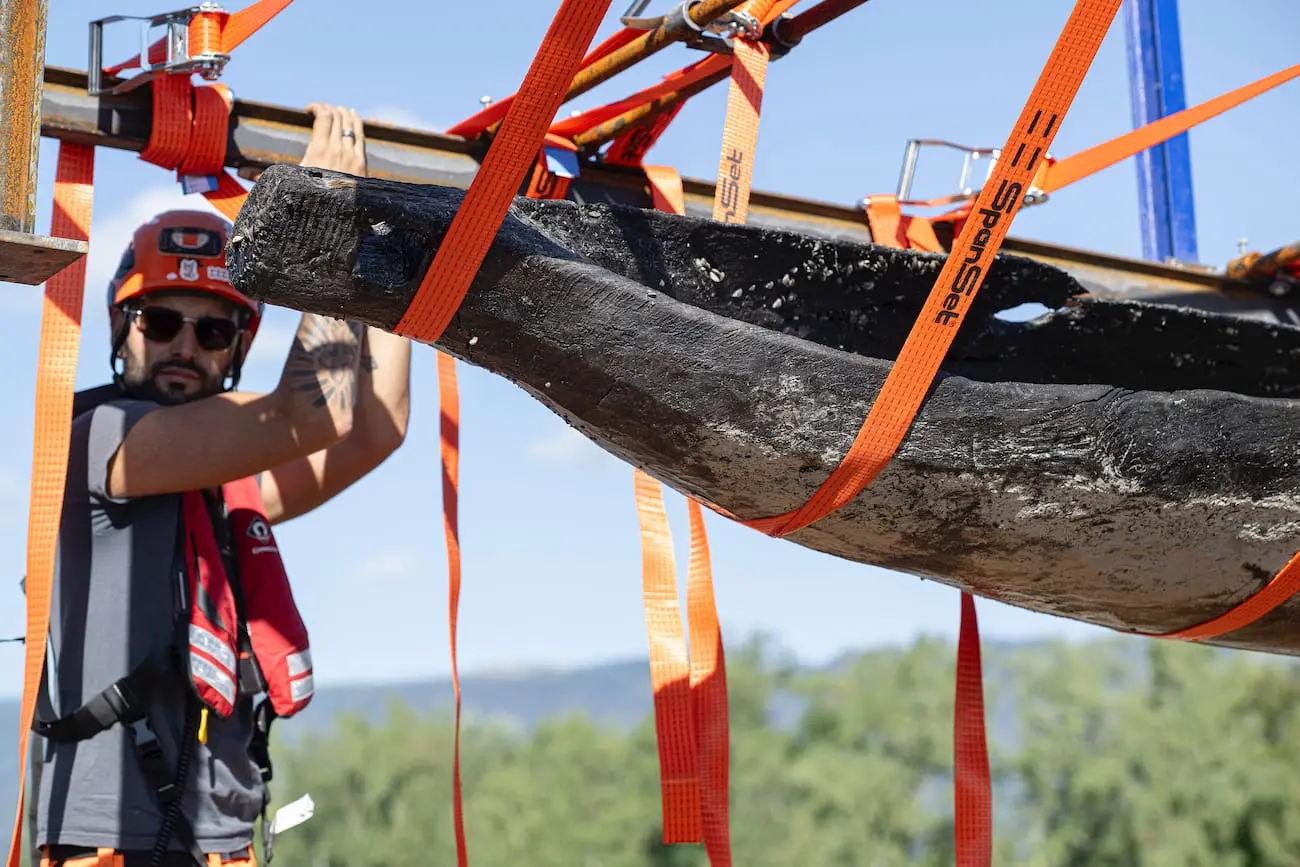 Recuperan una canoa de la Edad del Hierro prácticamente intacta del fondo del lago de Neuchâtel en Suiza