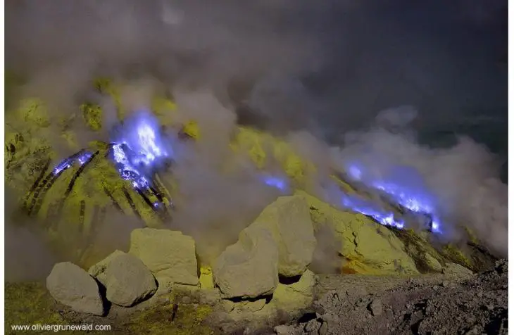 El insólito volcán que expulsa lava azul