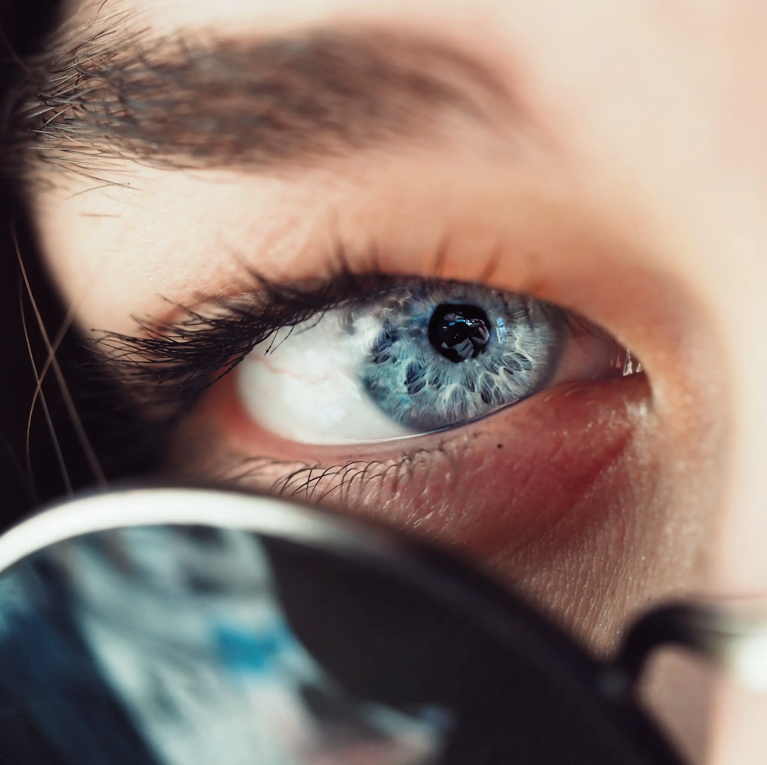 Descubrimiento inesperado sobre las personas de ojos azules: todos podrían descender de un solo ancestro