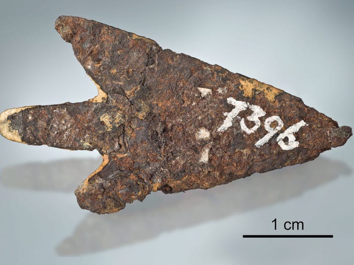 Punta de flecha hecha de hierro meteórico hace 3.000 años, descubierta cerca de un lago en Suiza