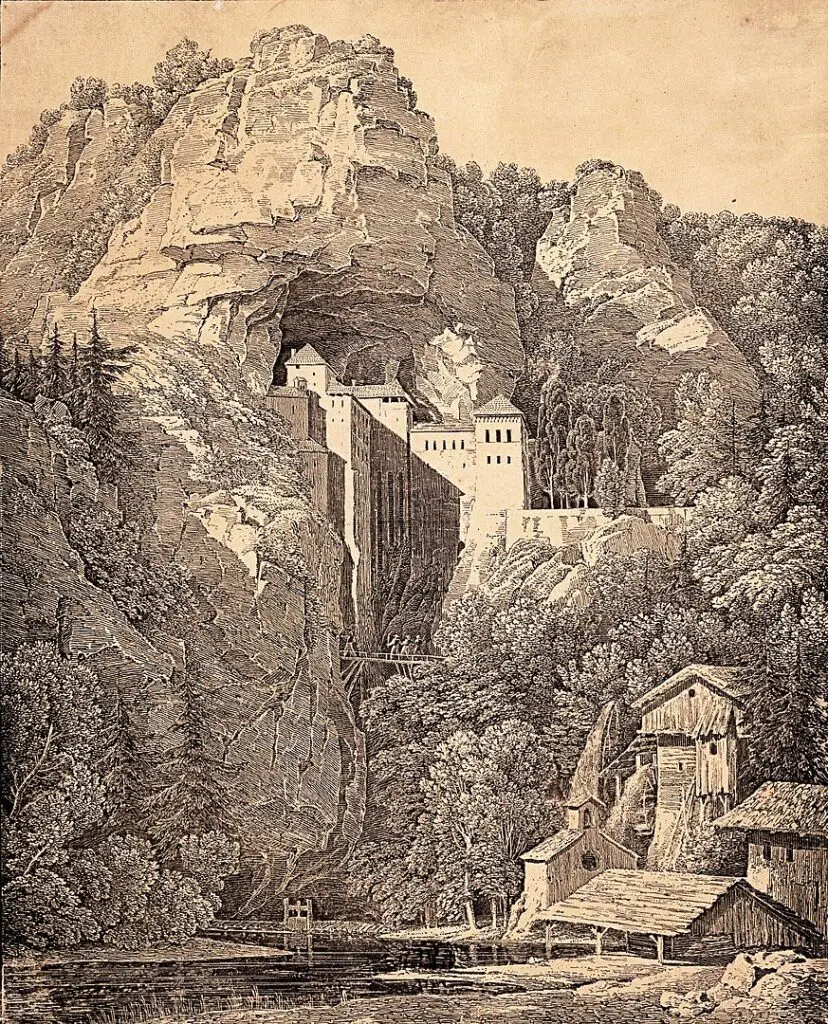 La impresionante historia del castillo de Predjama, construido en una cueva en Eslovenia