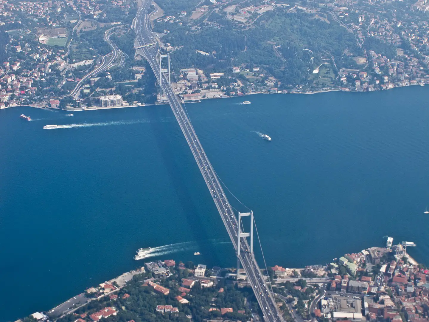 El Bósforo, el estrecho que separa dos continentes y conecta el Mar Negro con el Mar de Mármara