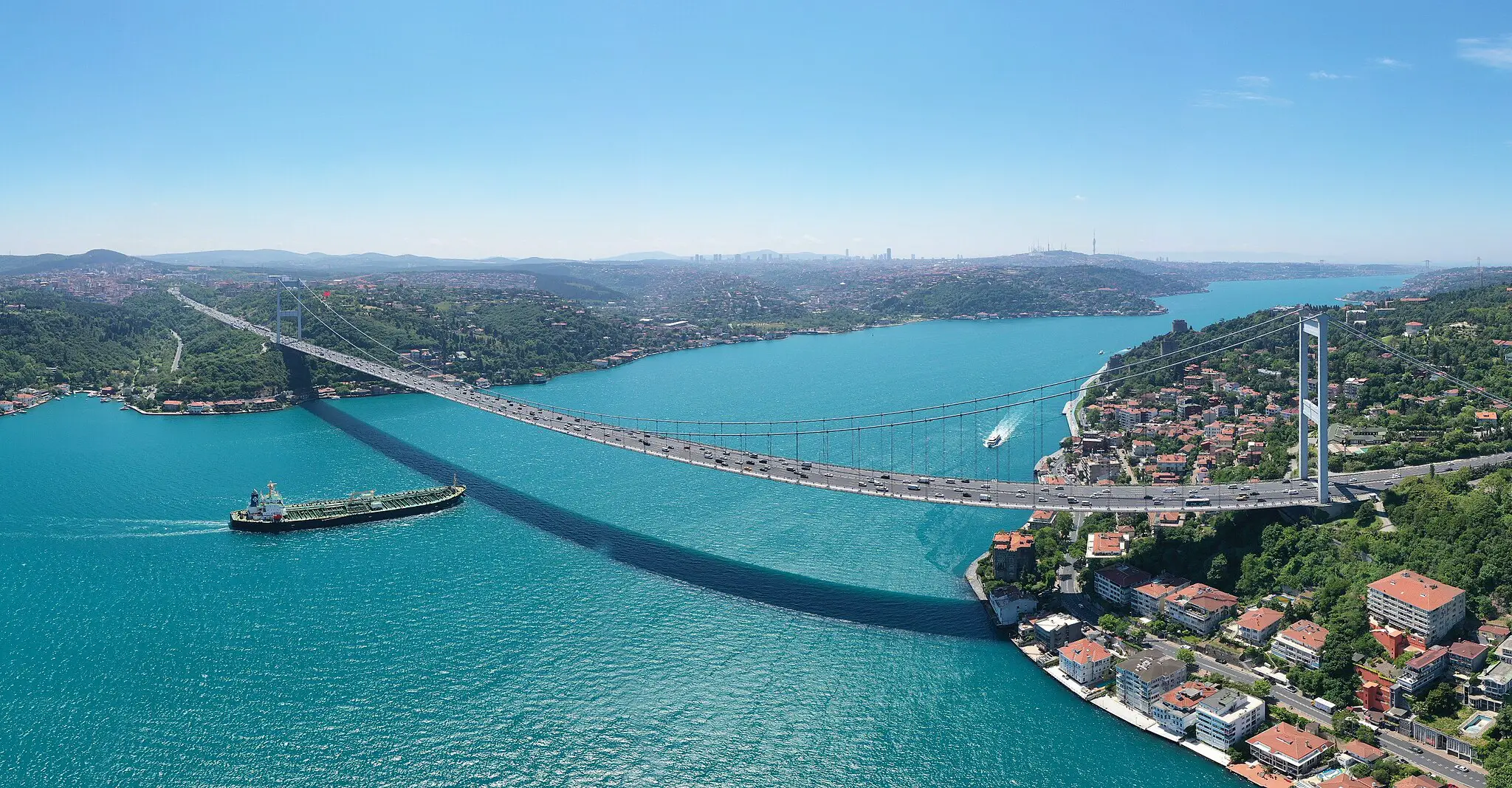 El Bósforo, el estrecho que separa dos continentes y conecta el Mar Negro con el Mar de Mármara