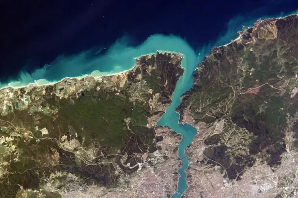 El Bósforo, el estrecho que separa dos continentes y conecta el Mar Negro con el Mar de Mármara -Revista Interesante