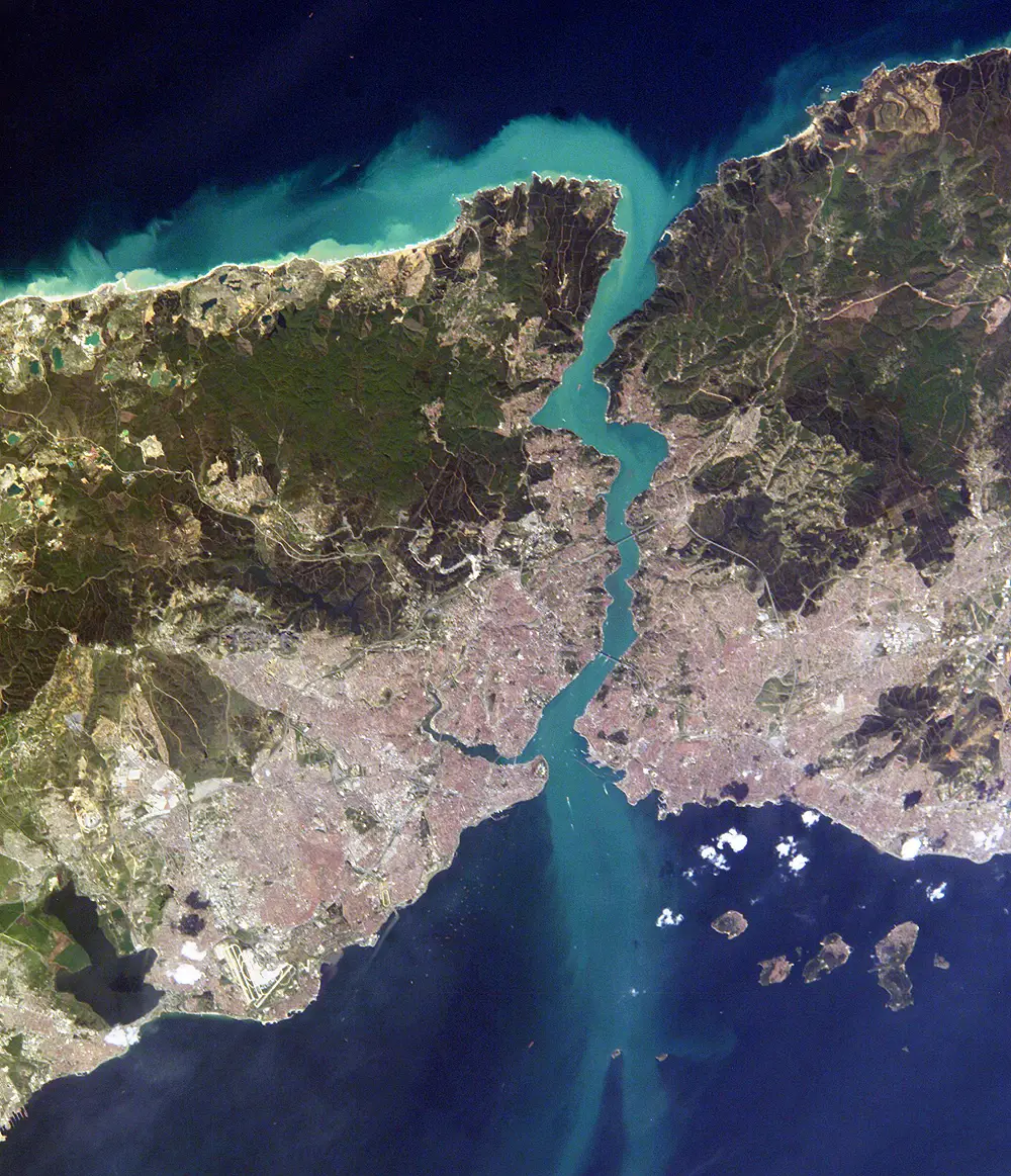 El Bósforo, el estrecho que separa dos continentes y conecta el Mar Negro con el Mar de Mármara -Revista Interesante