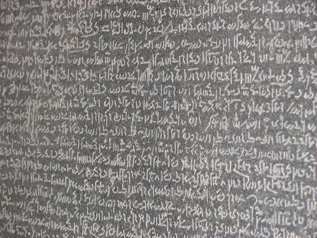 10 curiosidades sobre la Piedra Rosetta, el artefacto que permitió descifrar los jeroglíficos