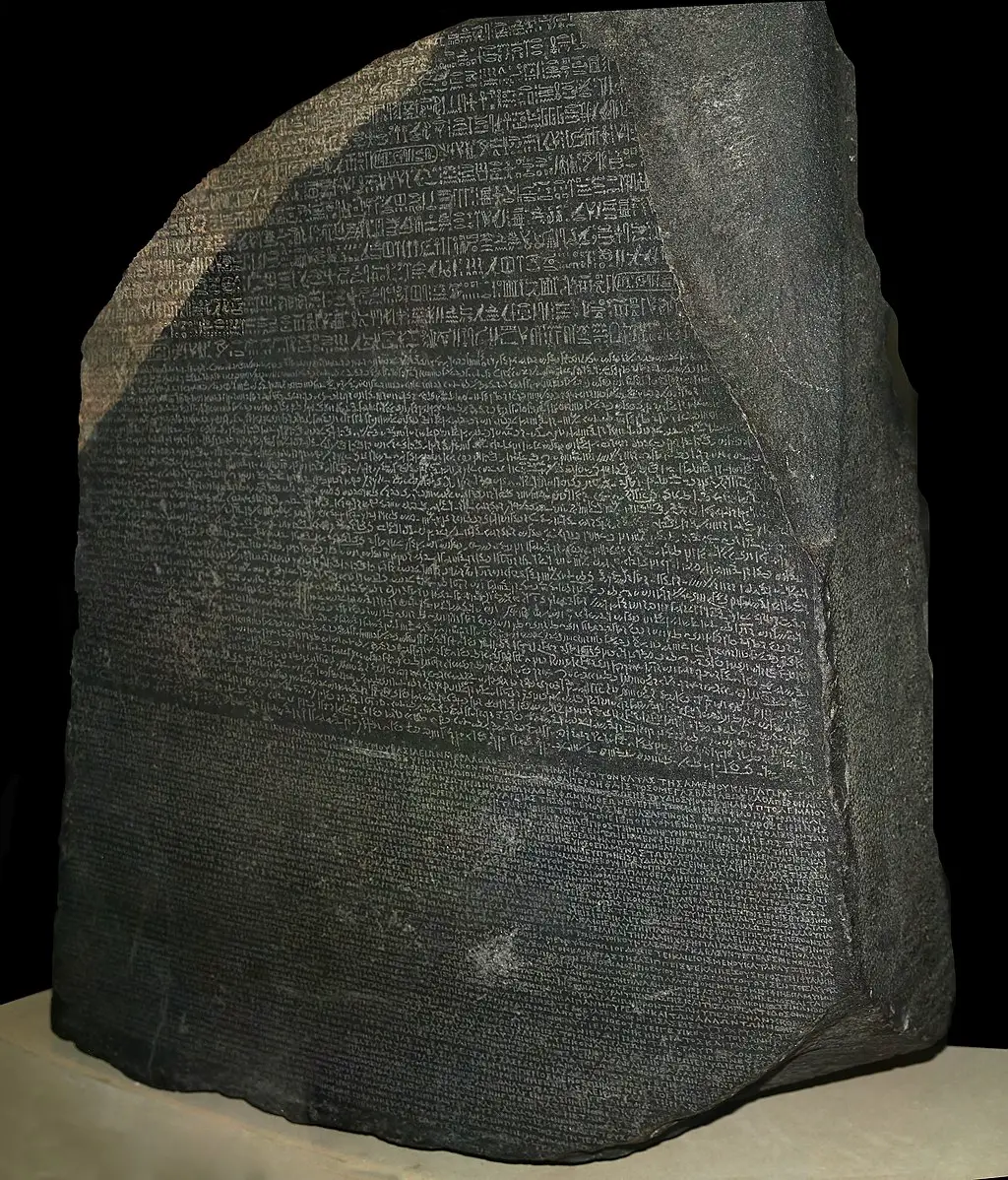 10 curiosidades sobre la Piedra Rosetta, el artefacto que permitió descifrar los jeroglíficos