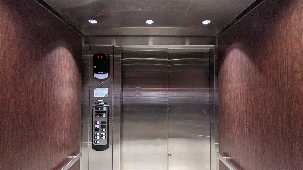 ¿Por qué casi siempre hay un espejo en los ascensores?