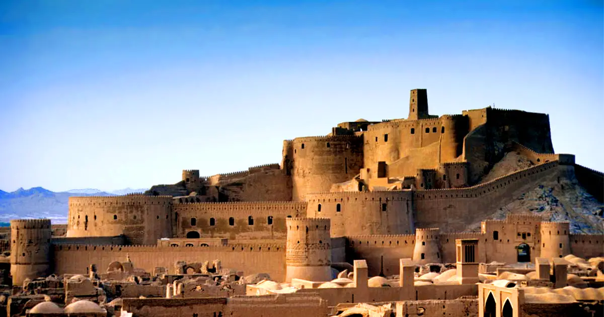 Secretos de la antigua ciudad de barro que alberga el edificio de adobe más grande del mundo
