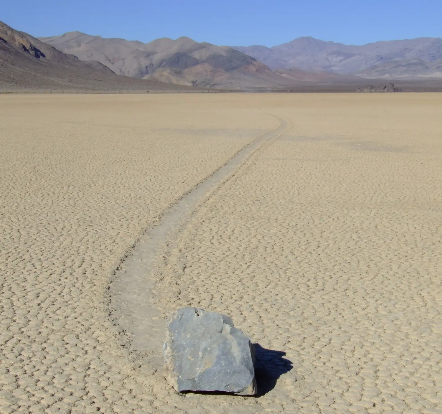 El secreto de las rocas en movimiento en el Valle de la Muerte, considerado el lugar más espeluznante del planeta