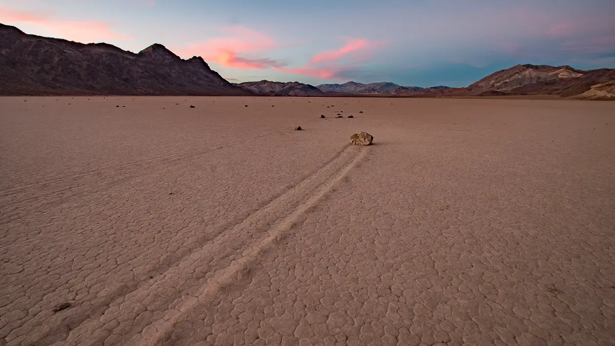 El secreto de las rocas en movimiento en el Valle de la Muerte, considerado el lugar más espeluznante del planeta