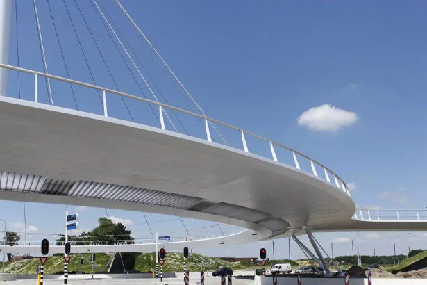 Hovenring, el primer puente colgante dedicado exclusivamente a bicicletas, en Eindhoven