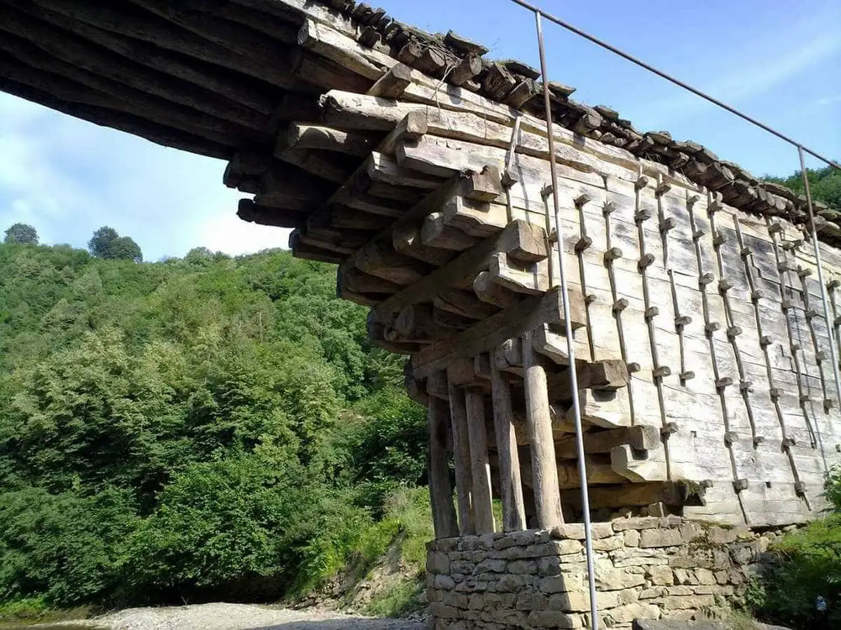 El puente construido sin clavos, de 200 años, sigue en pie