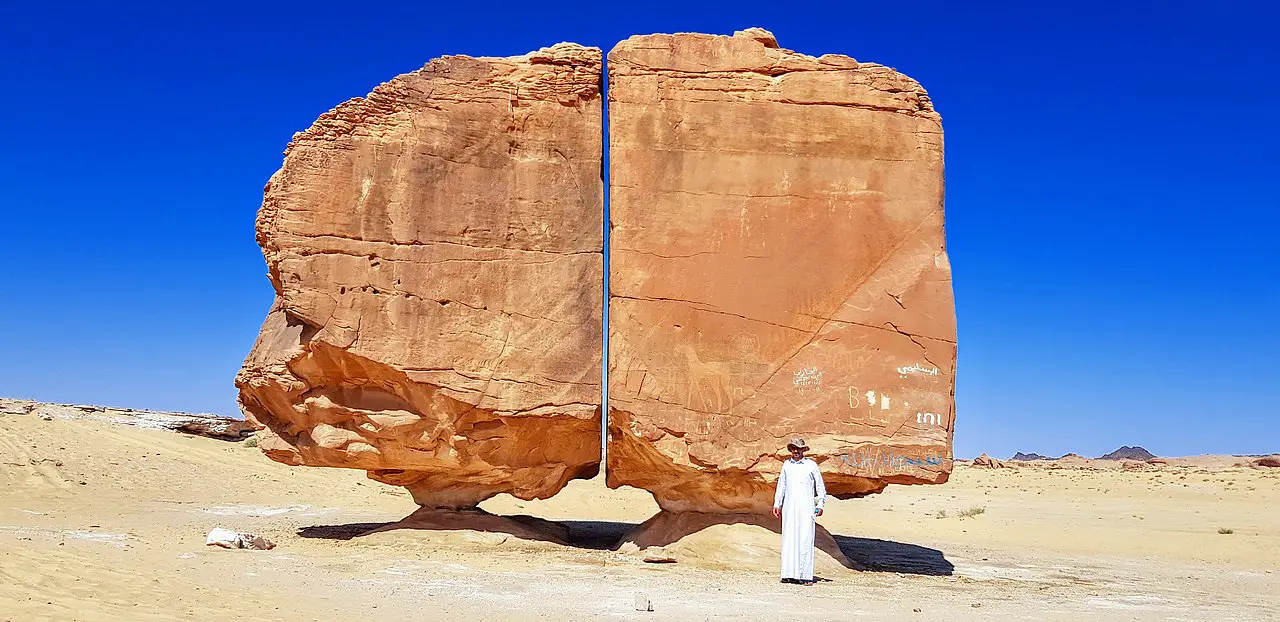 El misterio de la roca Al Naslaa: La roca gigante perfectamente dividida en dos