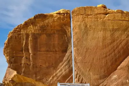 El misterio de la roca Al Naslaa: La roca gigante perfectamente dividida en dos