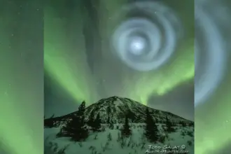 Misteriosa espiral brillante inmortalizada en el cielo de Alaska