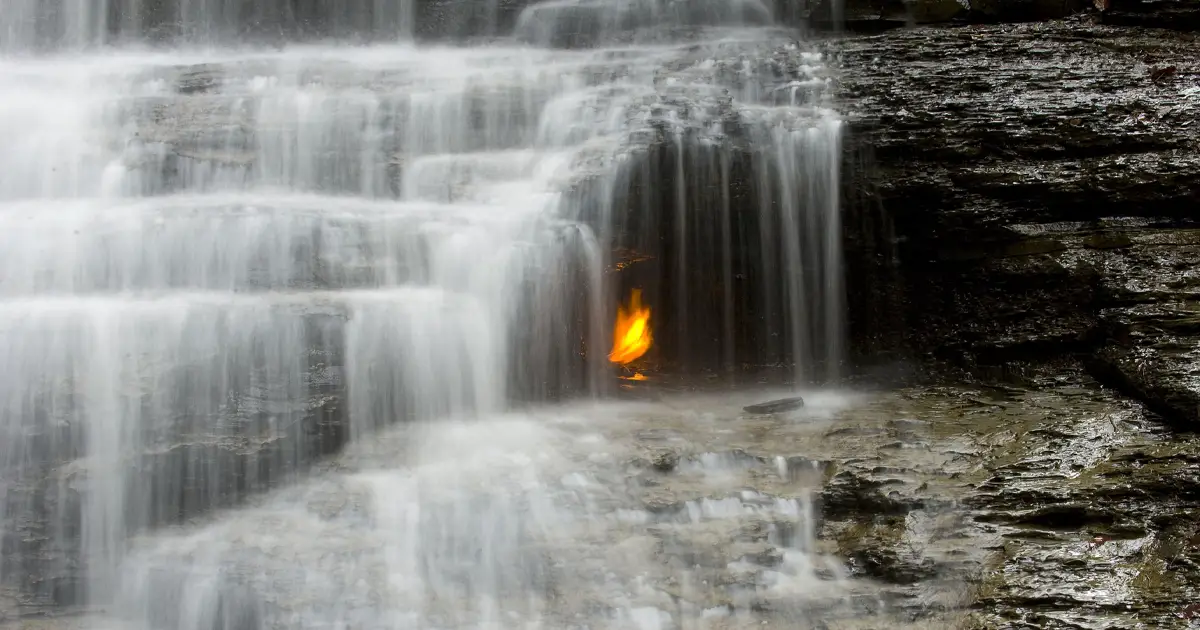 El misterio de la "llama eterna" de Estados Unidos: el fuego arde desde hace cientos de años detrás de una cascada -Revista Interesante