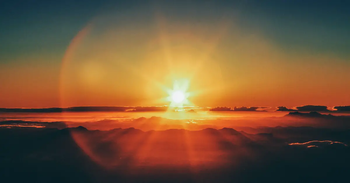 ¿Cuánto tiempo tarda la luz del sol en llegar a la Tierra?