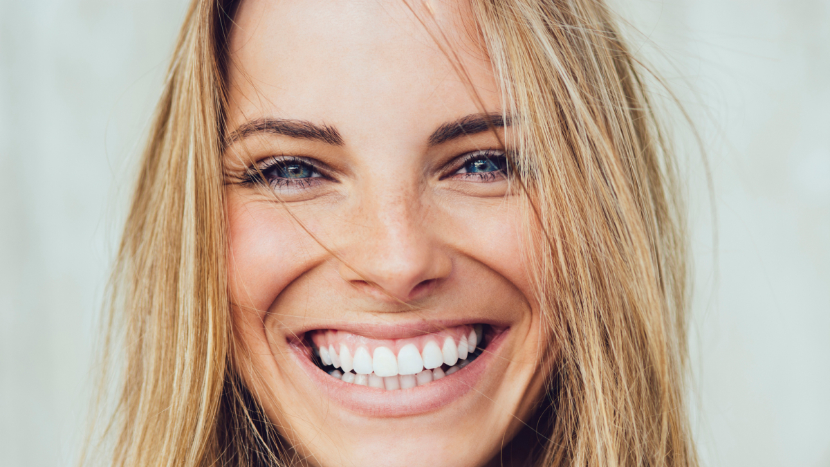 ¿Por qué a veces mostramos los dientes al sonreír?