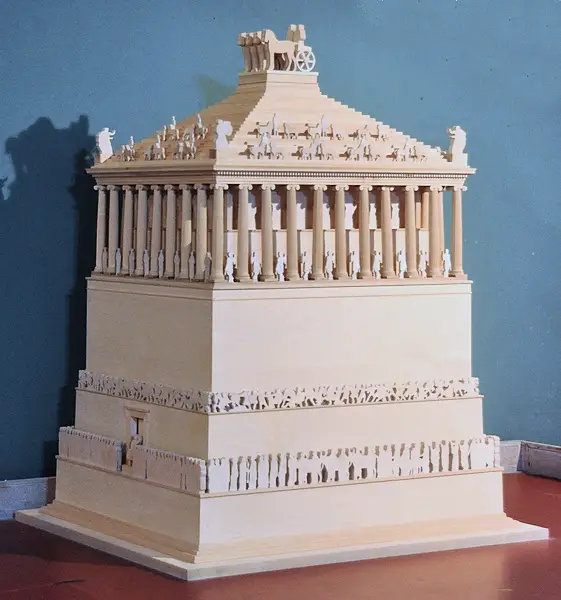 La historia del Mausoleo de Halicarnaso, una de las 7 maravillas del mundo antiguo