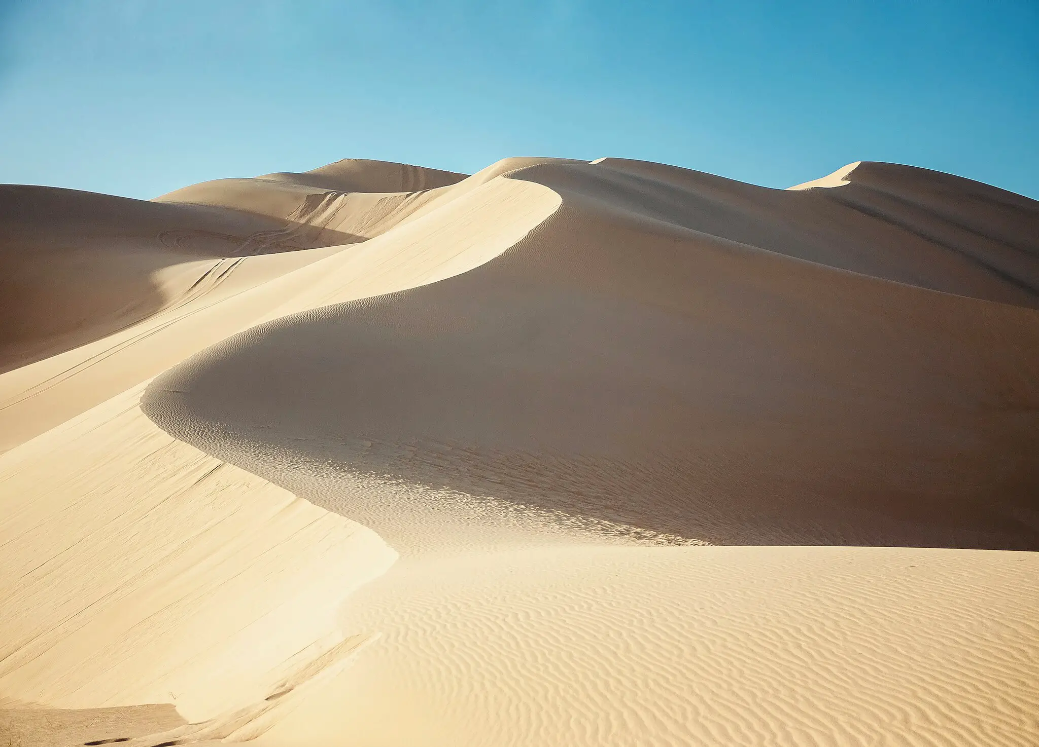 ¿Qué hay debajo de la arena en los desiertos o en las playas?