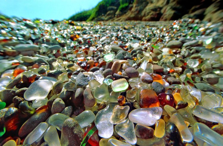 Glass Beach de California, antiguo vertedero convertido en atracción turística