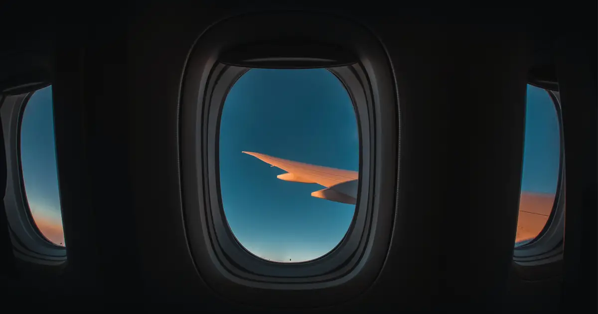 La razón por la que las ventanas de los aviones son ovaladas y no cuadradas