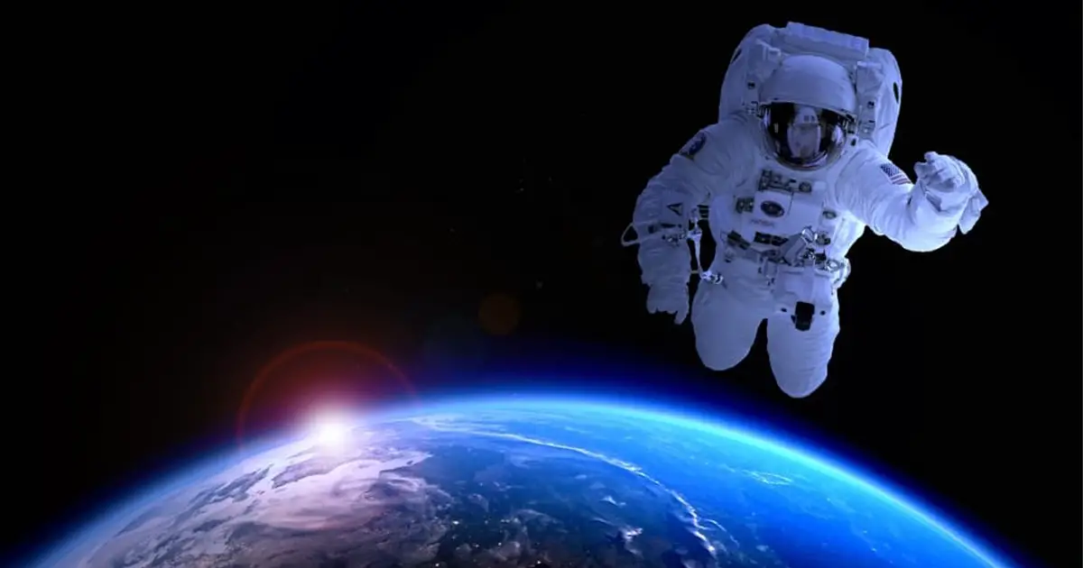 ¿Por qué los astronautas visten trajes blancos en el espacio y naranja cuando regresan a la Tierra?