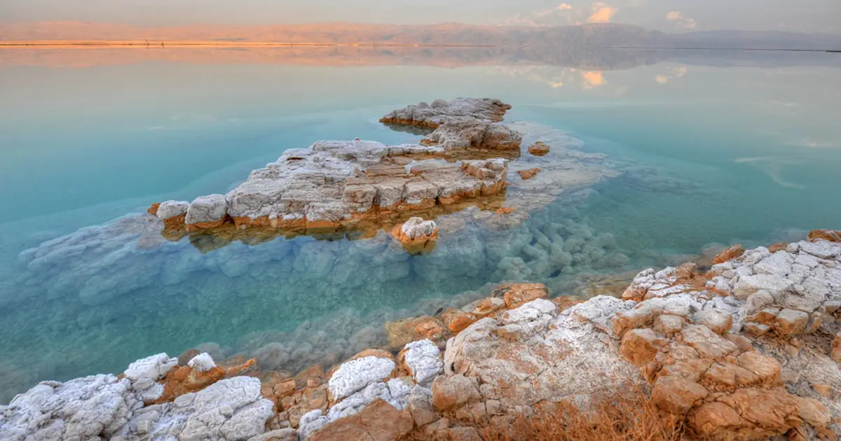 Descubren en el Mar Muerto un mineral que antes solo se encontraba en meteoritos