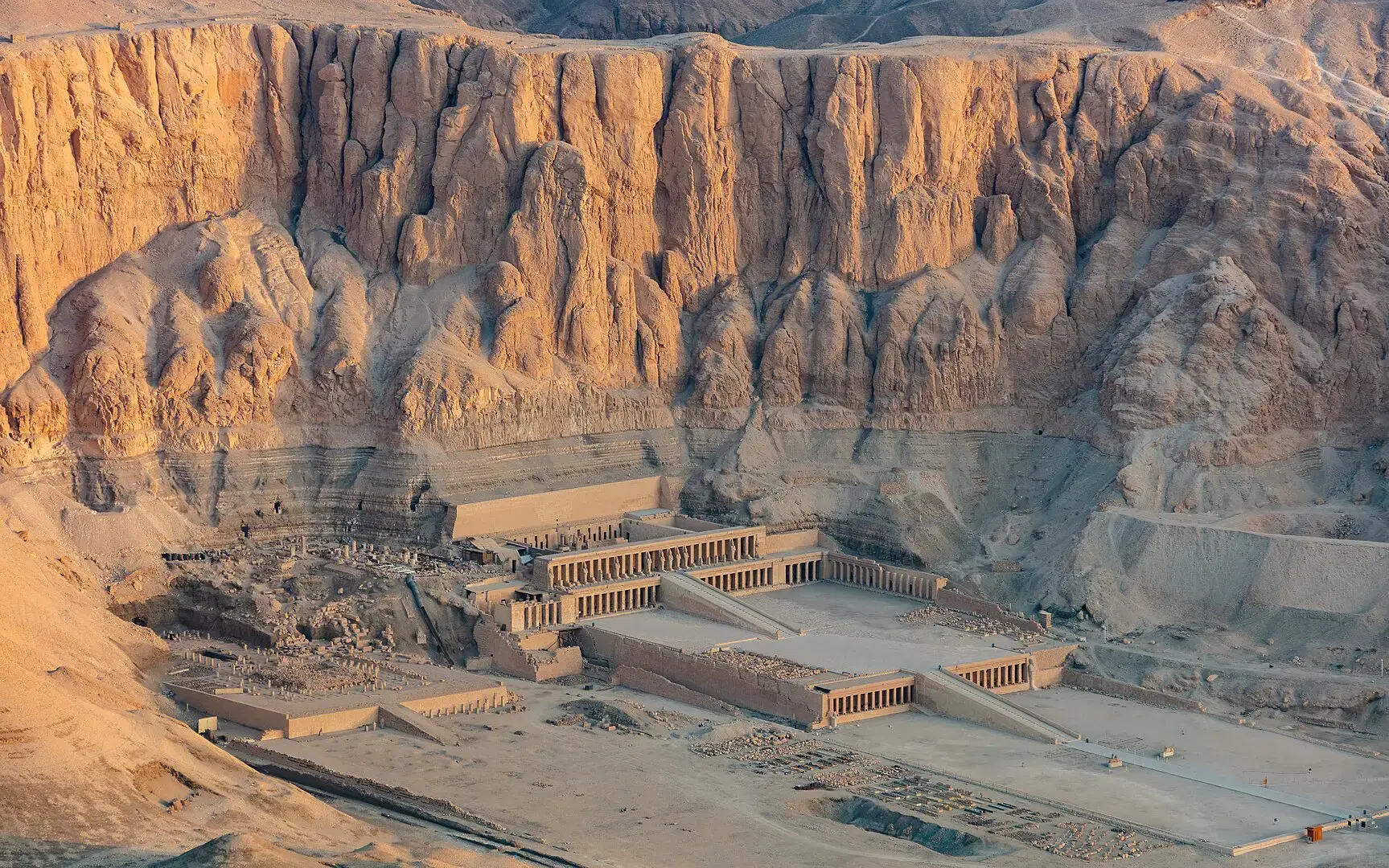 Djeser-Djeseru: El gran templo funerario de la reina faraona Hatshepsut, considerado un milagro arquitectónico