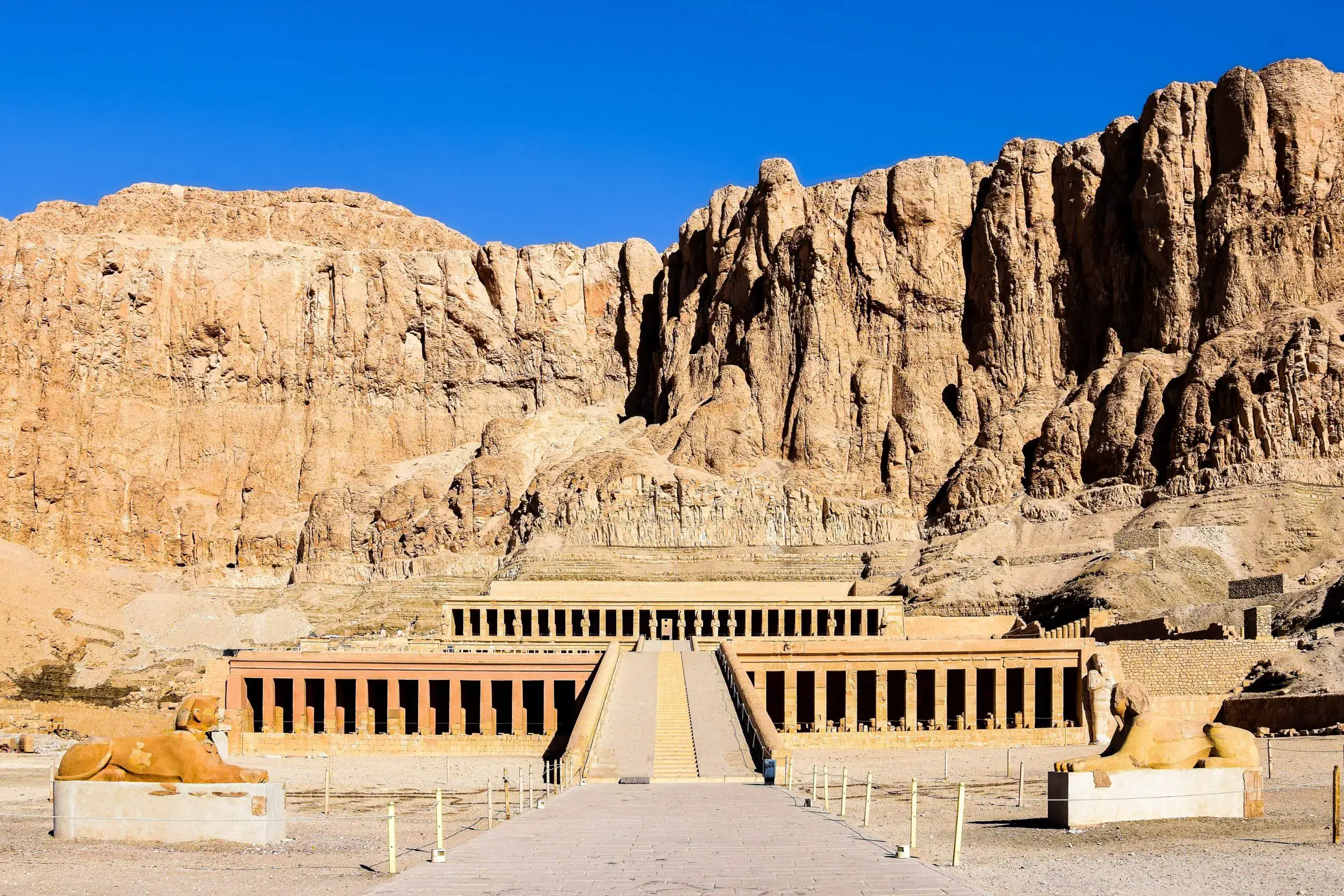 Djeser-Djeseru: El gran templo funerario de la reina faraona Hatshepsut, considerado un milagro arquitectónico