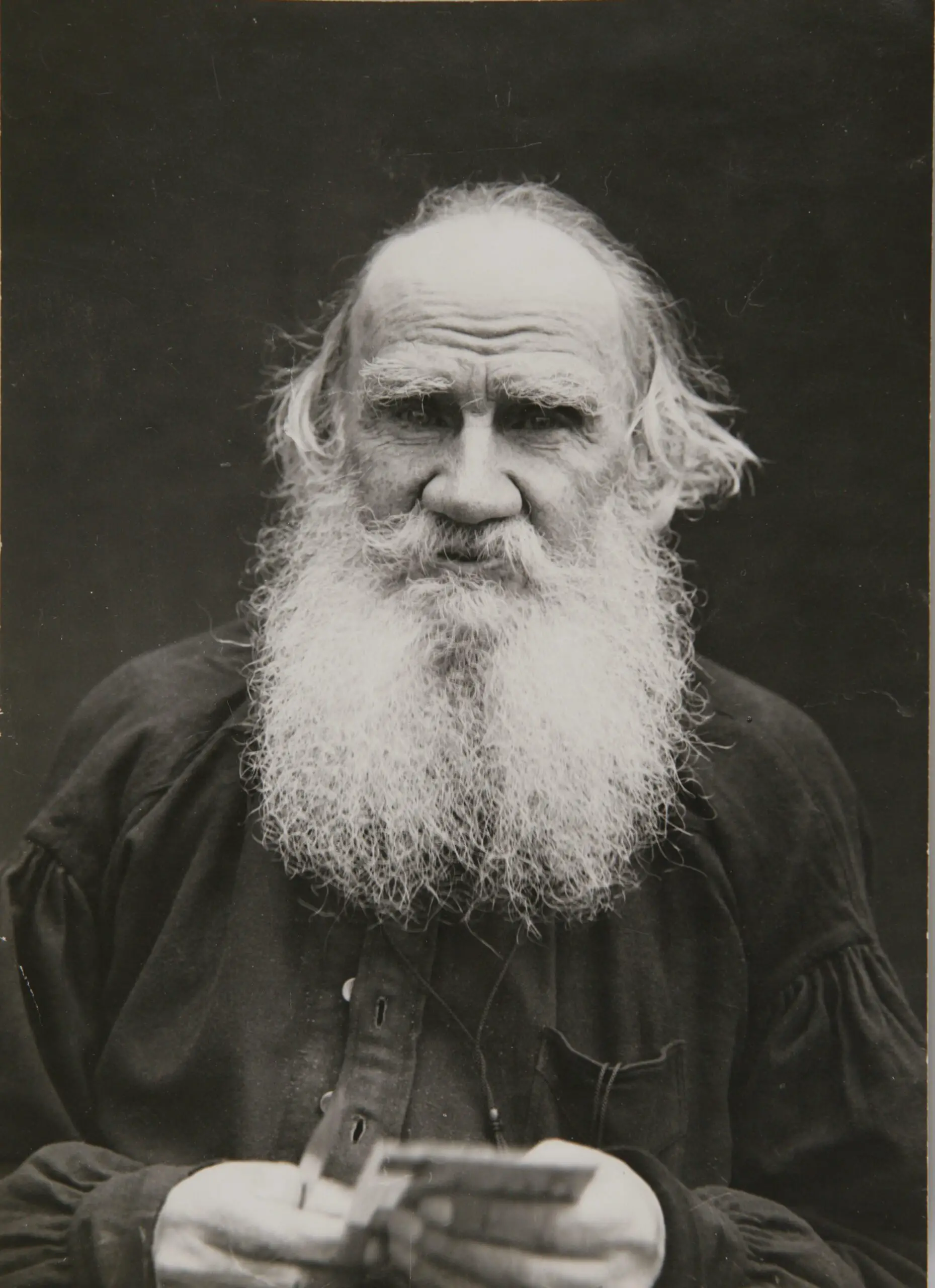 La historia de León Tolstoi: De la infancia marcada por la muerte de los padres, a la escritura de los mayores