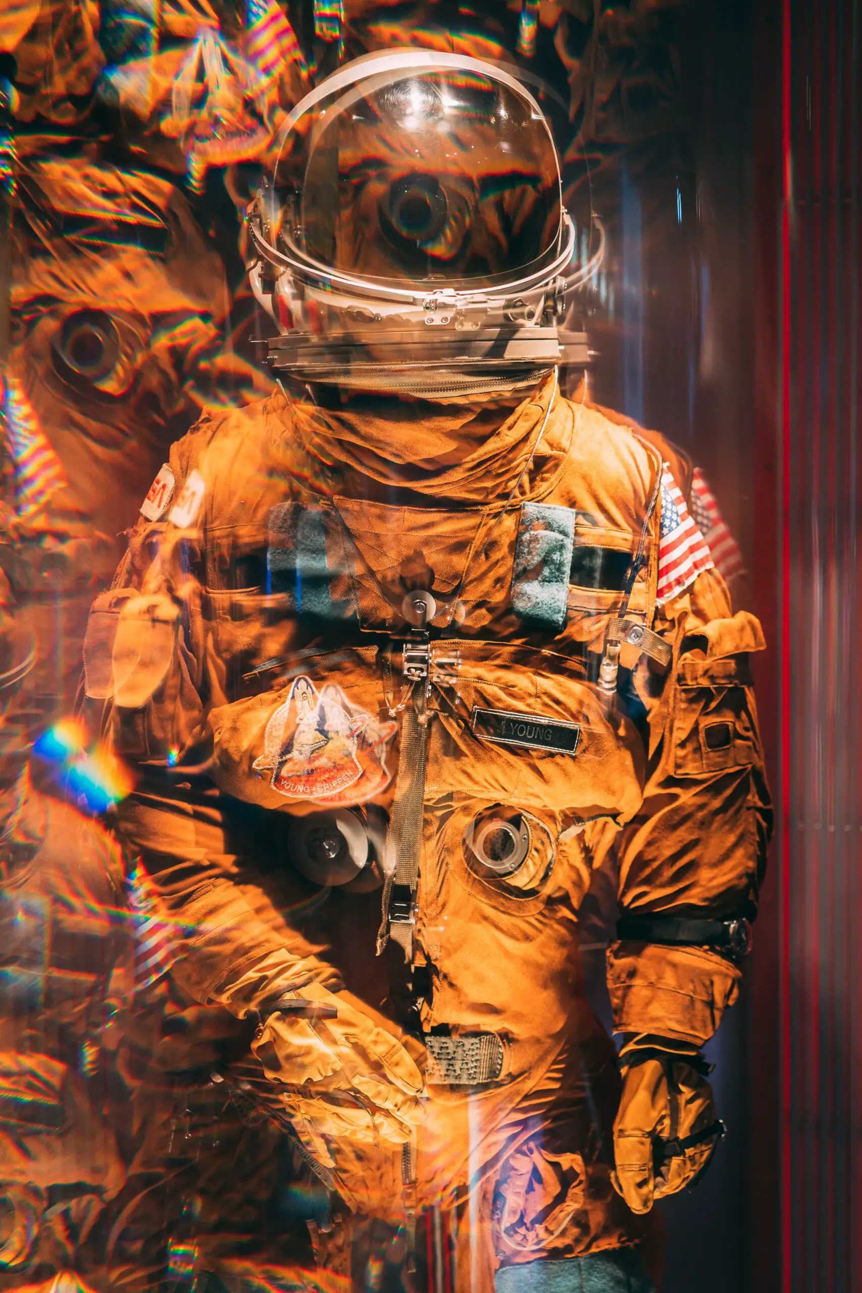 ¿Por qué los astronautas visten trajes blancos en el espacio y naranja cuando regresan a la Tierra?