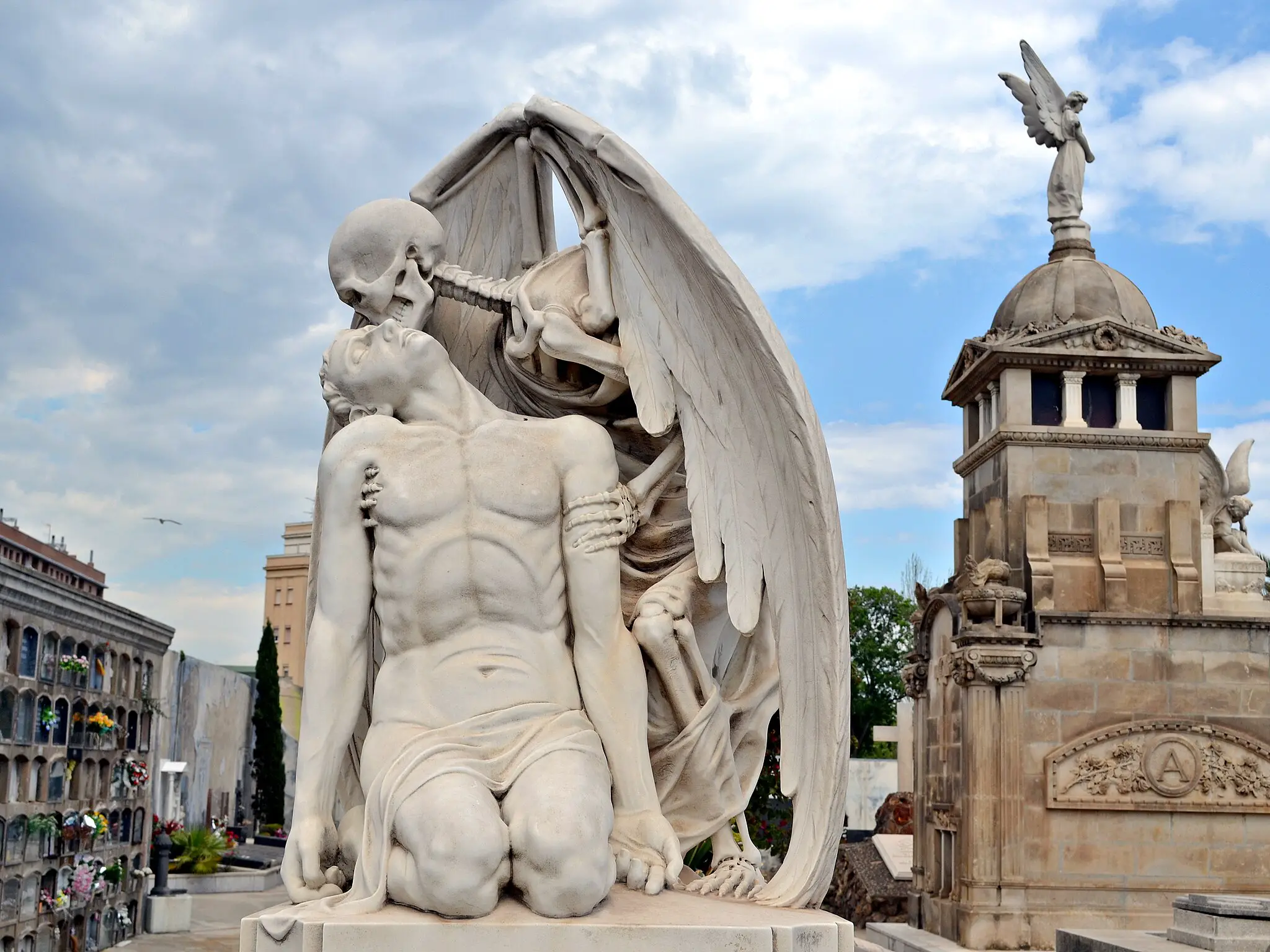 "El beso de la muerte": Magnífica escultura que celebra el más allá