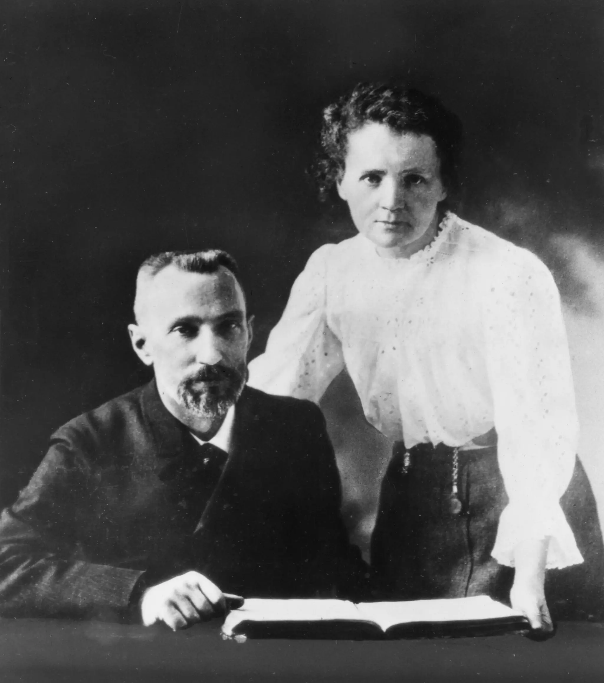 Cómo Marie y Pierre Curie pusieron el mundo patas arriba: la historia del radio, un elemento peligroso que abundaba