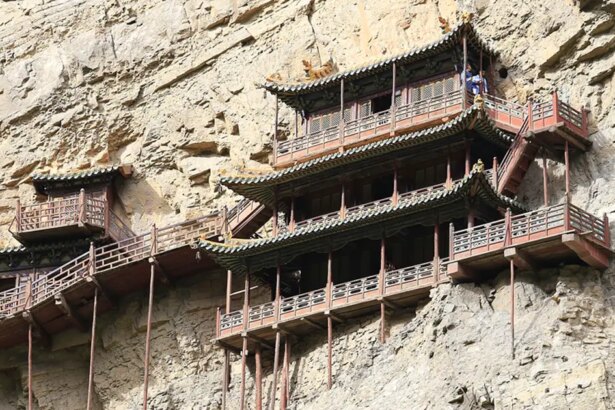 Xuankong: El monasterio suspendido a 75 metros del suelo, la maravilla arquitectónica que parece desafiar la gravedad -Revista Interesante