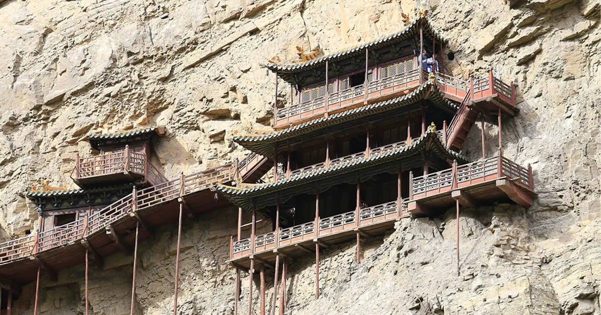 Xuankong: El monasterio suspendido a 75 metros del suelo, la maravilla arquitectónica que parece desafiar la gravedad -Revista Interesante